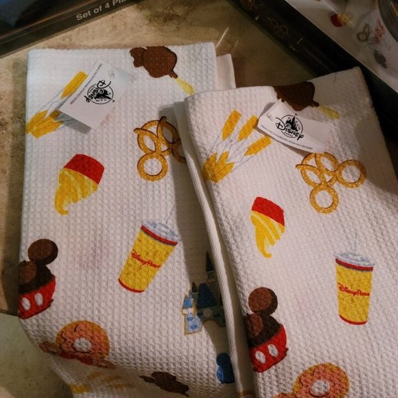 NWT Matching Disney ICON Set of 4 plates, Appetizer & Towel Sets - Picture 3 of 15